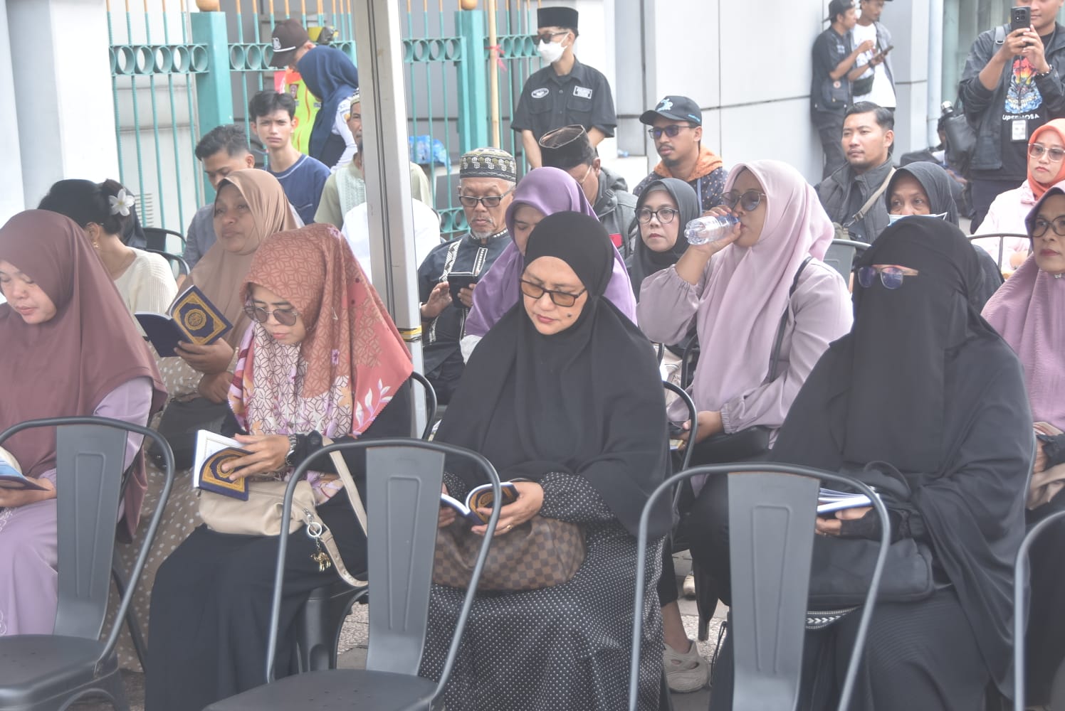 Bekasi - Paguyuban Keluarga Korban Kecelakaan KA Argo Bromo vs KRL menggelar doa bersama, pengajian, tahlil, serta tabur bunga di Stasiun Bekasi Timur, Jumat (7/8/2026). Foto: Septian/Gobekasi.id.