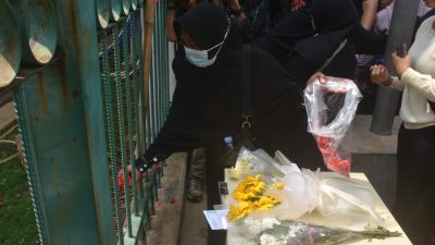 Bekasi - Keluarga korban tragedi Kecelakaan Kereta Argo Bromo dan KRL menabur bunga di Stasiun Bekasi Timur usai menjalankan pengajian dan doa bersama setelah 100 hari berkabung. Aksi ini sekaligus menagih realisasi janji santunan yang belum diterima 12 keluarga korban, Jumat (7/8/2026). Foto: Septian/Gobekasi.id.