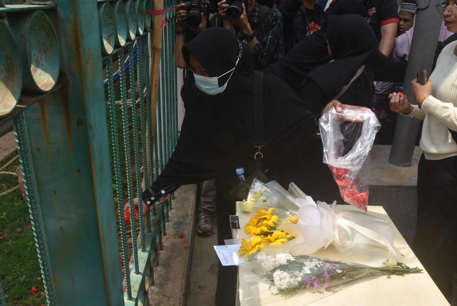 Bekasi - Keluarga korban tragedi Kecelakaan Kereta Argo Bromo dan KRL menabur bunga di Stasiun Bekasi Timur usai menjalankan pengajian dan doa bersama setelah 100 hari berkabung. Aksi ini sekaligus menagih realisasi janji santunan yang belum diterima 12 keluarga korban, Jumat (7/8/2026). Foto: Septian/Gobekasi.id.