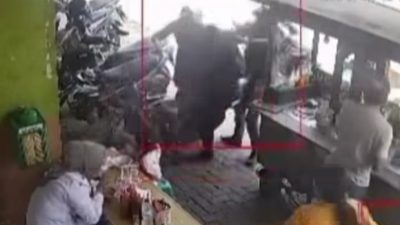 Bekasi - Rekaman CCTV begal perampok bersenjata merampas uang 30 juta milik nasabah Bank di Cibitung. Foto: Ist/Gobekasi.id.
