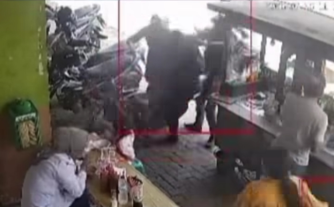 Bekasi - Rekaman CCTV begal perampok bersenjata merampas uang 30 juta milik nasabah Bank di Cibitung. Foto: Ist/Gobekasi.id.