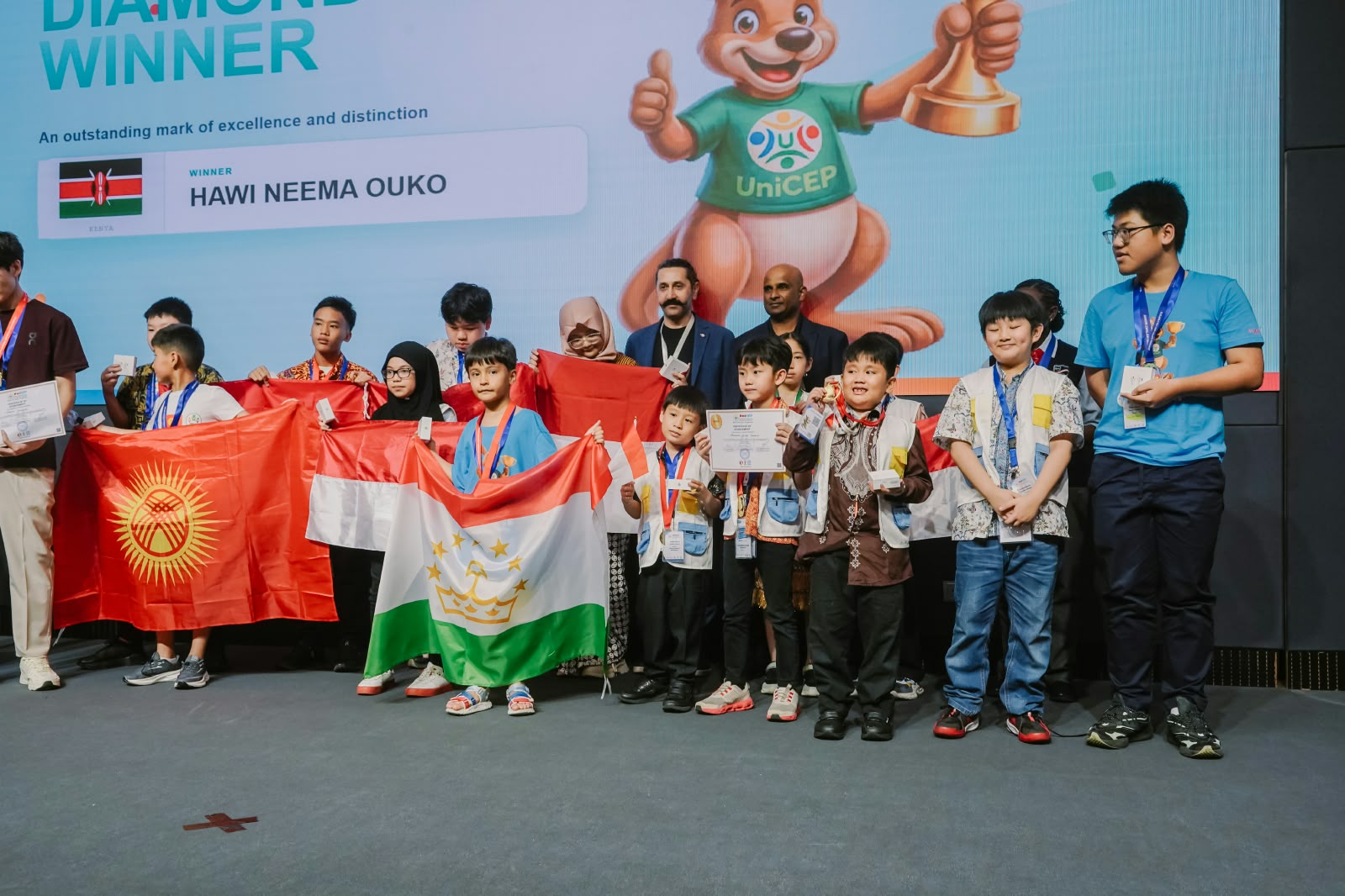 Bekasi - Atha Fathurrahman, siswa kelas 2 SDN Waluya 02 Kecamatan Cikarang Utara, berhasil meraih Penghargaan Emas (Gold) dan Kategori Diamond pada ajang ADEPT Competition Olympiad 2025/2026 bidang Matematika yang berlangsung di Kuala Lumpur, Malaysia. Foto: Ist/Gobekasi.id.