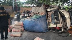 Bekasi - Kendaraan truk bale yang mengangkut semen menabrak pohon di Jalan Raya Pekayon, Jatiasih, Kota Bekasi pada Sabtu (8/8/2026) pagi. Pengemudi dinyatakan tewas di lokasi. Foto: Ist/Gobekasi.id.
