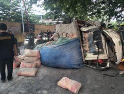 Kecelakaan Maut di Jalan Raya Pekayon Bekasi: Mobil Tabrak Pohon, Pengemudi Tewas Terjepit