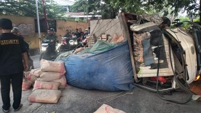 Bekasi - Kendaraan truk bale yang mengangkut semen menabrak pohon di Jalan Raya Pekayon, Jatiasih, Kota Bekasi pada Sabtu (8/8/2026) pagi. Pengemudi dinyatakan tewas di lokasi. Foto: Ist/Gobekasi.id.