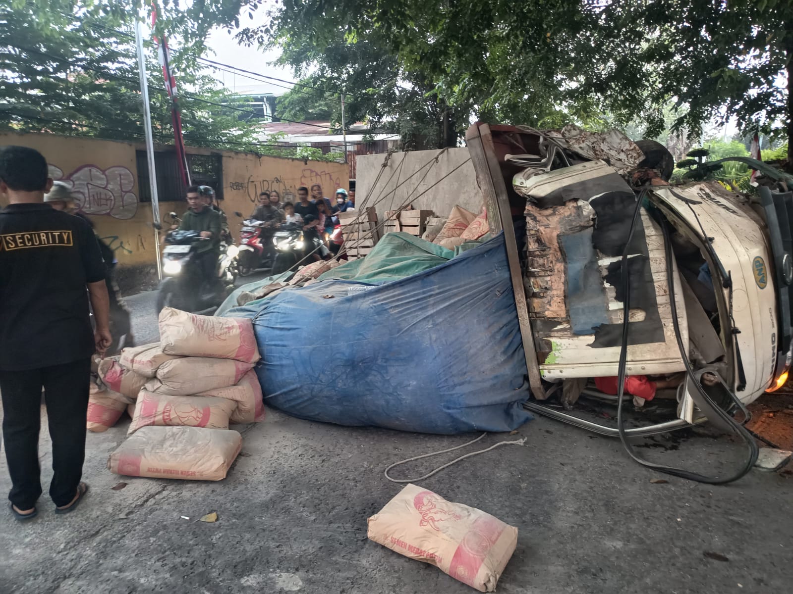 Bekasi - Kendaraan truk bale yang mengangkut semen menabrak pohon di Jalan Raya Pekayon, Jatiasih, Kota Bekasi pada Sabtu (8/8/2026) pagi. Pengemudi dinyatakan tewas di lokasi. Foto: Ist/Gobekasi.id.