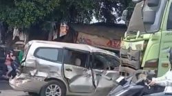 Mini Bus Ringsek Dihantam Truk di Jalan Raya Narogong, Ibu dan Anak Dievakuasi ke Rumah Sakit