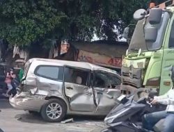 Mini Bus Ringsek Dihantam Truk di Jalan Raya Narogong, Ibu dan Anak Dievakuasi ke Rumah Sakit