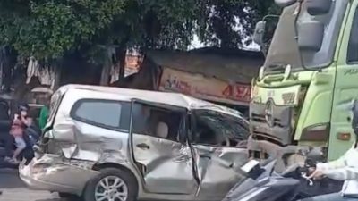 Bekasi - Minibus ringsek terlibat kecelakaan dengan truk di Jalan Raya Narogong, Bantargebang, Kota Bekasi, Minggu (9/8/2026). Foto: Ist/Gobekasi.id.