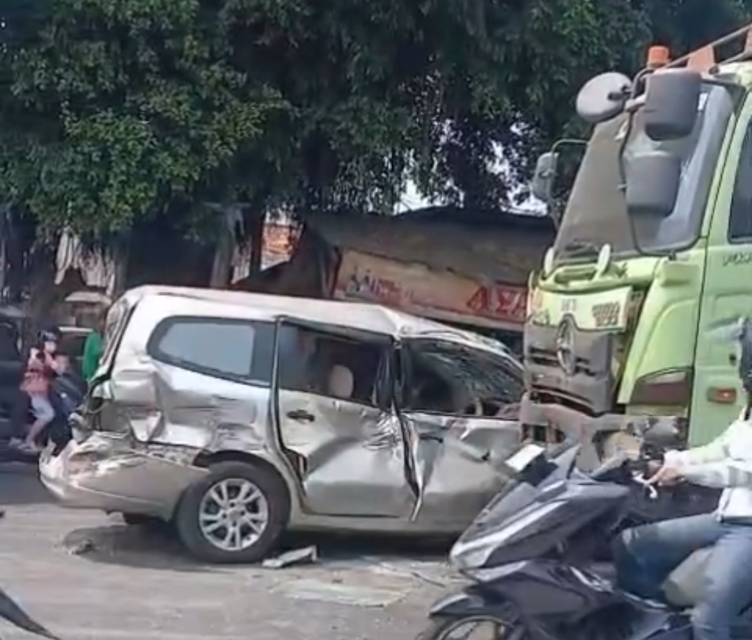 Bekasi - Minibus ringsek terlibat kecelakaan dengan truk di Jalan Raya Narogong, Bantargebang, Kota Bekasi, Minggu (9/8/2026). Foto: Ist/Gobekasi.id.