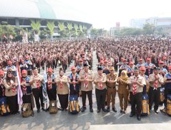 Wali Kota Bekasi Lepas Kontingen Jamnas XII dan Kukuhkan 1.300 Pramuka Garuda