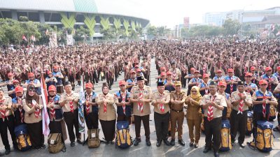 Bekasi - Wali Kota Bekasi, Tri Adhianto, melepas 74 kontingen Kwartir Cabang (Kwarcab) Gerakan Pramuka Kota Bekasi yang akan berlaga di Jambore Nasional XII Tahun 2026, Senin (10/8/2026). Foto: Ist/Gobekasi.id.