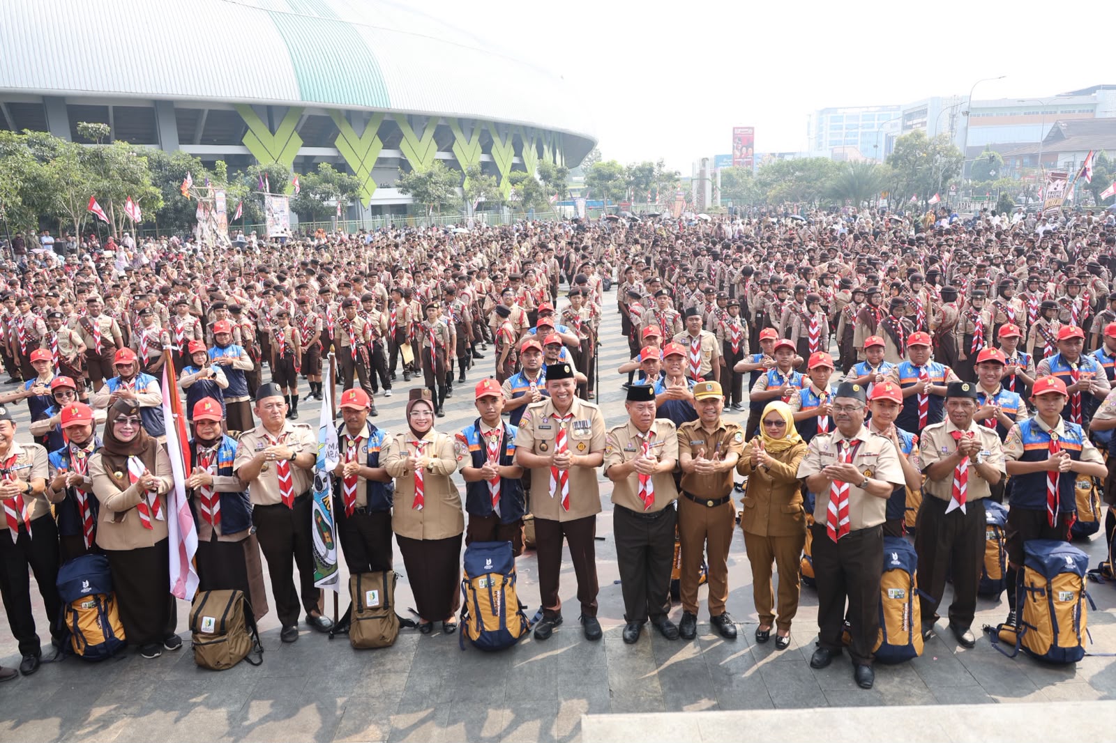 Bekasi - Wali Kota Bekasi, Tri Adhianto, melepas 74 kontingen Kwartir Cabang (Kwarcab) Gerakan Pramuka Kota Bekasi yang akan berlaga di Jambore Nasional XII Tahun 2026, Senin (10/8/2026). Foto: Ist/Gobekasi.id.