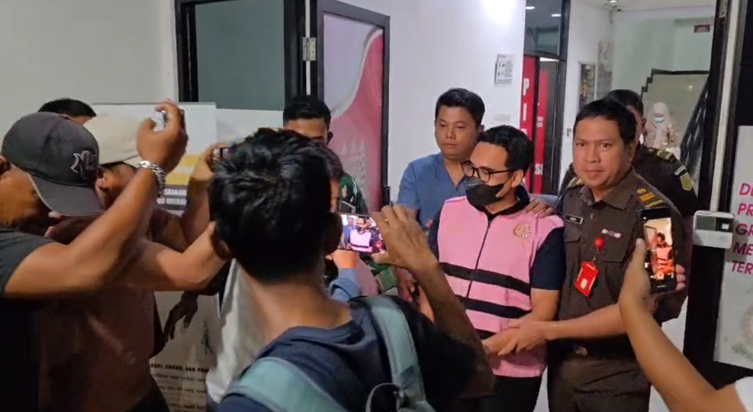 Bekasi - Kejaksaan Negeri Kabupaten Bekasi resmi menahan AEZ, mantan Direktur Usaha Perumda Tirta Bhagasasi, Senin (10/8/2026). Foto: Ist/Gobekasi.id.