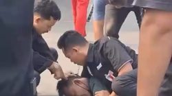 Bekasi - Warga menangkap pelaku ganjal ATM yang melancarkan aksi kejahatan tersebut di dalam SPBU Jalan Pangkalan II, Bantargebang, Kota Bekasi, Senin (10/8/2026). Foto: Ist/Gobekasi.id.