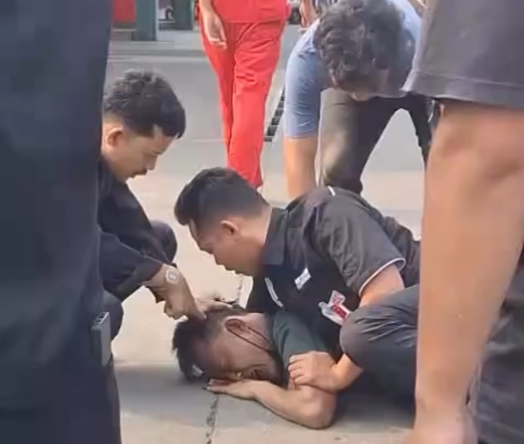 Bekasi - Warga menangkap pelaku ganjal ATM yang melancarkan aksi kejahatan tersebut di dalam SPBU Jalan Pangkalan II, Bantargebang, Kota Bekasi, Senin (10/8/2026). Foto: Ist/Gobekasi.id.