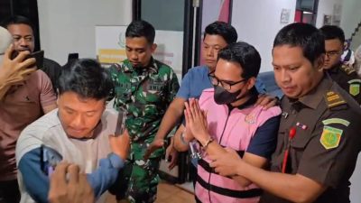 Bekasi - Kejaksaan Negeri Kabupaten Bekasi resmi menahan AEZ, mantan Direktur Usaha Perumda Tirta Bhagasasi, Senin (10/8/2026). Foto: Ist/Gobekasi.id.