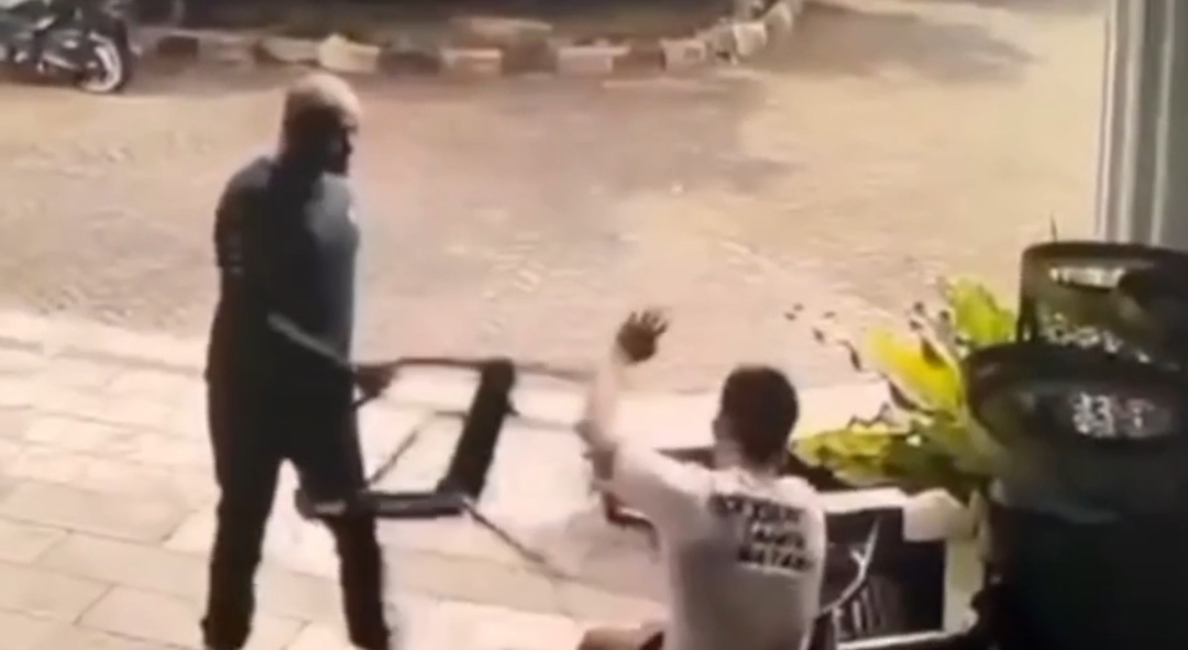 Bekasi - Oknum Debt Collector terekam kamera pengawas CCTV menganiaya warga menggunakan kursi besi di Pekayon Jaya, Bekasi Selatan, Kota Bekasi, Sabtu (8/8/2026). Foto: Ist/Gobekasi.id.
