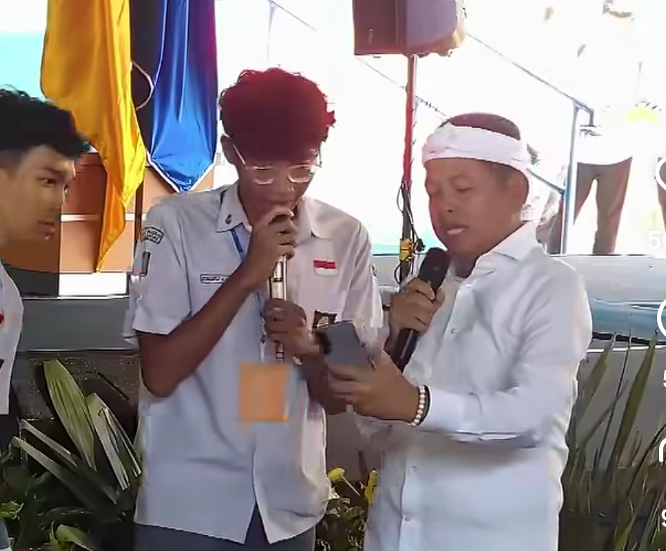 Bekasi - Momen Gubernur Jawa Barat Dedi Mulyadi mencoba menghubungi Plt Bupati Bekasi Asep Surya Atmaja untuk mempertanyakan bonus atlet renang Pekan Olahraga Pelajar Daerah (POPDA) yang belum cair. Foto: Ist/Gobekasi.id.