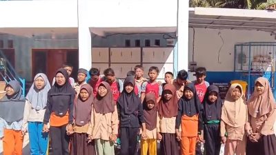 Jakarta - Tangkapan layar video anak - anak dari sekolah di Pulau Kalukulukuang, Kabupaten Pangkep, Sulawesi Selatan. Mereka menyampaikan pesan khusus kepada Presiden Prabowo Subianto, berharap pemerintah segera menyalurkan program Makan Bergizi Gratis (MBG) ke wilayah mereka. Foto: Ist/Gobekasi.id.