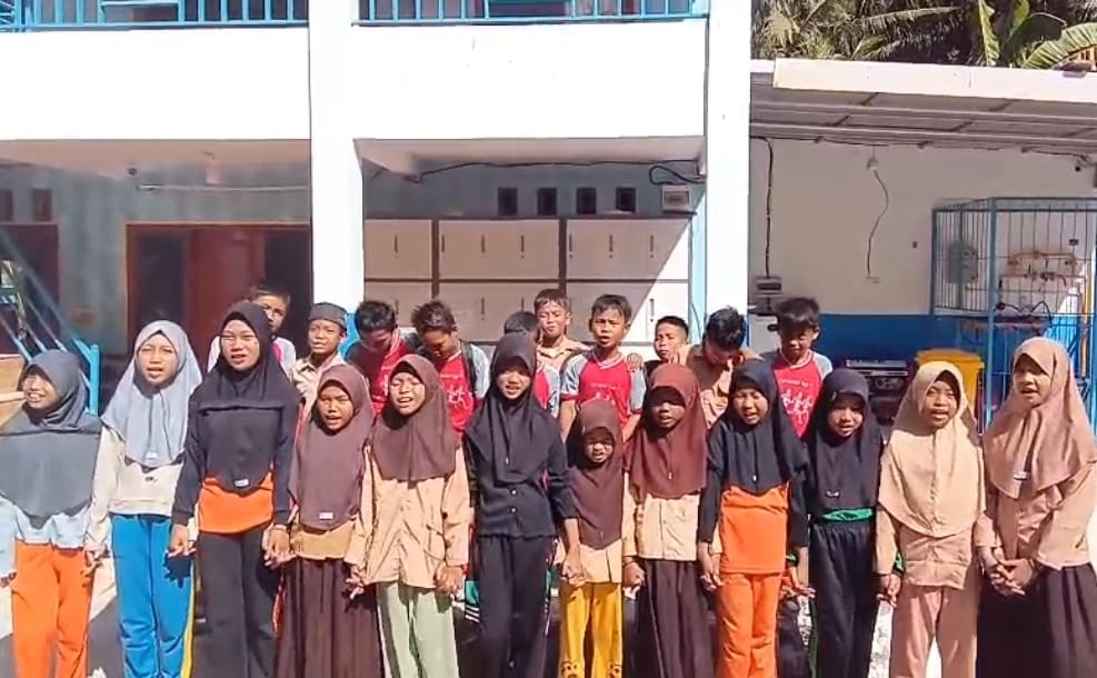 Jakarta - Tangkapan layar video anak - anak dari sekolah di Pulau Kalukulukuang, Kabupaten Pangkep, Sulawesi Selatan. Mereka menyampaikan pesan khusus kepada Presiden Prabowo Subianto, berharap pemerintah segera menyalurkan program Makan Bergizi Gratis (MBG) ke wilayah mereka. Foto: Ist/Gobekasi.id.
