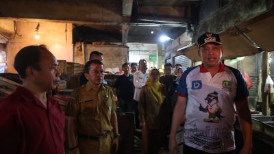 Bekasi - Wali Kota Bekasi, Tri Adhianto, meninjau langsung proses pembenahan fasilitas di Pasar Baru pada Selasa (11/8/2026). Foto: Ist/Gobekasi.id.
