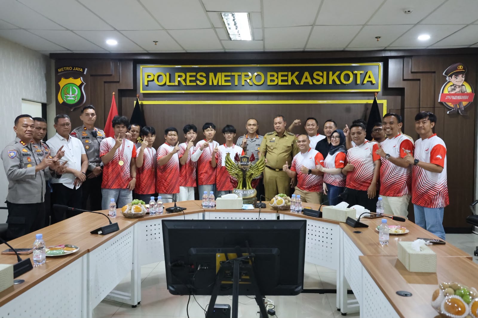 Bekasi - Wali Kota Bekasi, Tri Adhianto bersama tim esport Mobile Legends: Bang Bang (MLBB) asal Bekasi yang sukses meraih peringkat pertama pada ajang Kapolri Cup 2026. Foto: Ist/Gobekasi.id.