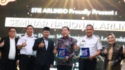 Bekasi - Wali Kota Bekasi Tri Adhianto menjadi keynote speaker dalam Seminar Nasional di STIE Arlindo, Jatisampurna. Tri mengajak para mahasiswa menguasai keterampilan, kepemimpinan, dan teknologi AI. Foto: Ist/Gobekasi.id.
