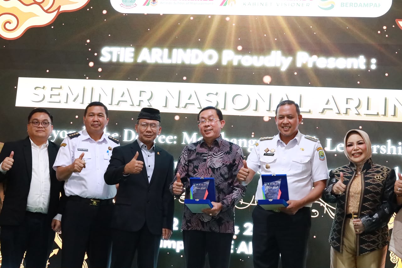 Bekasi - Wali Kota Bekasi Tri Adhianto menjadi keynote speaker dalam Seminar Nasional di STIE Arlindo, Jatisampurna. Tri mengajak para mahasiswa menguasai keterampilan, kepemimpinan, dan teknologi AI. Foto: Ist/Gobekasi.id.