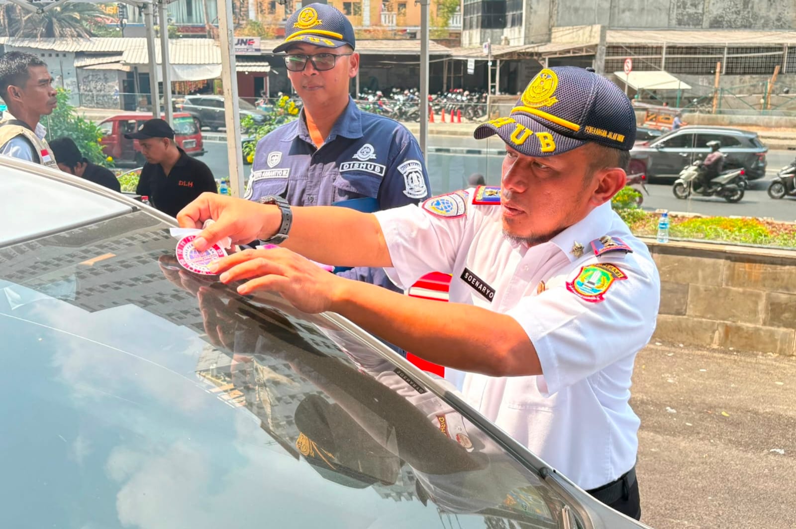 Bekasi - Dinas Perhubungan (Dishub) Kota Bekasi menyediakan layanan uji emisi kendaraan bermotor secara gratis bagi masyarakat umum di area Pakuwon Mall Bekasi, Jalan Raya Pekayon, Kelurahan Pekayon Jaya, Kecamatan Bekasi Selatan. Program khusus ini berlangsung sebagai bagian dari rangkaian perayaan Hari Ulang Tahun (HUT) Kemerdekaan Republik Indonesia ke-81. Foto: Ist/Gobekasi.id.