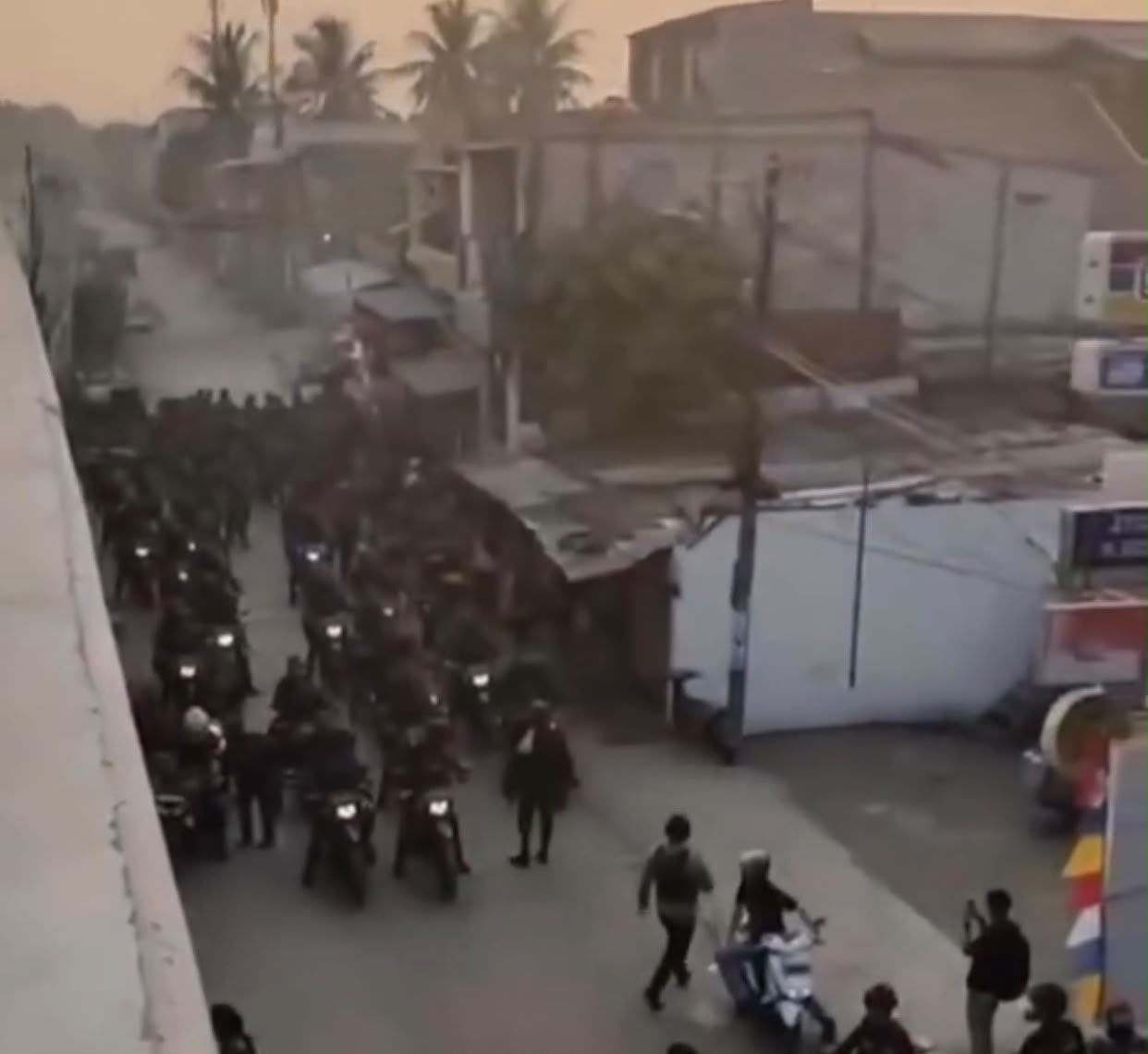 Jakarta - Rekaman video Brimob menggerebak Kampung Bahari, Tanjung Priok, Jakarta Utara, yang mendadak mencekam pada Kamis (13/8/2026) pagi. Foto: Ist/Gobekasi.id.