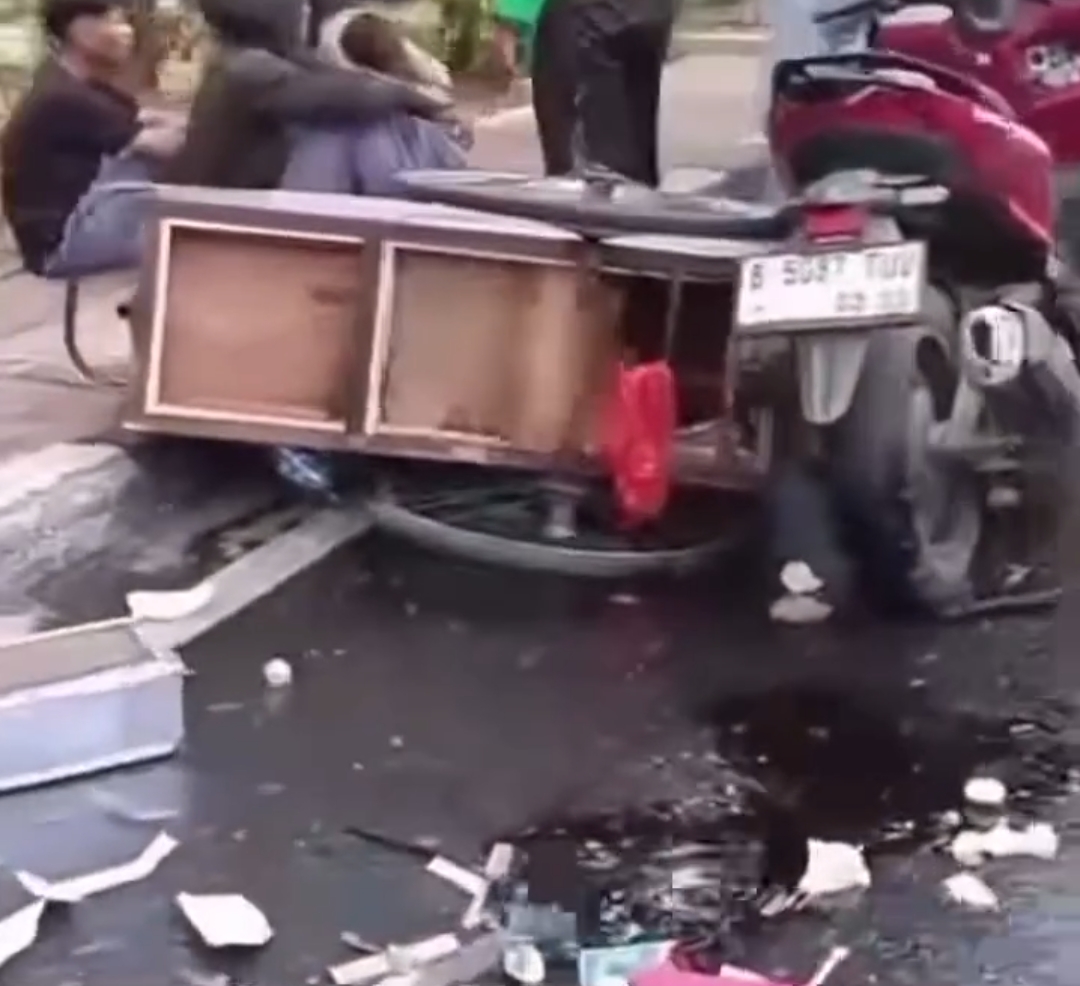 Bekasi - Tangkapan layar video amatir gerobak siomay hancur ditabrak pelajar yang hendak tawuran di Jalan Mareleng, Desa Bojongsari, Kecamatan Kedungwaringin. Foto: Ist
