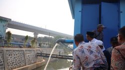 Bekasi - Wali Kota Bekasi, Tri Adhianto, meresmikan turap Daerah Aliran Sungai (DAS) Rawalumbu di kawasan Perumahan Bumi Bekasi Baru, Kelurahan Sepanjang Jaya, Kecamatan Rawalumbu, Kamis (13/8/2026). Foto: Ist/Gobekasi.id.