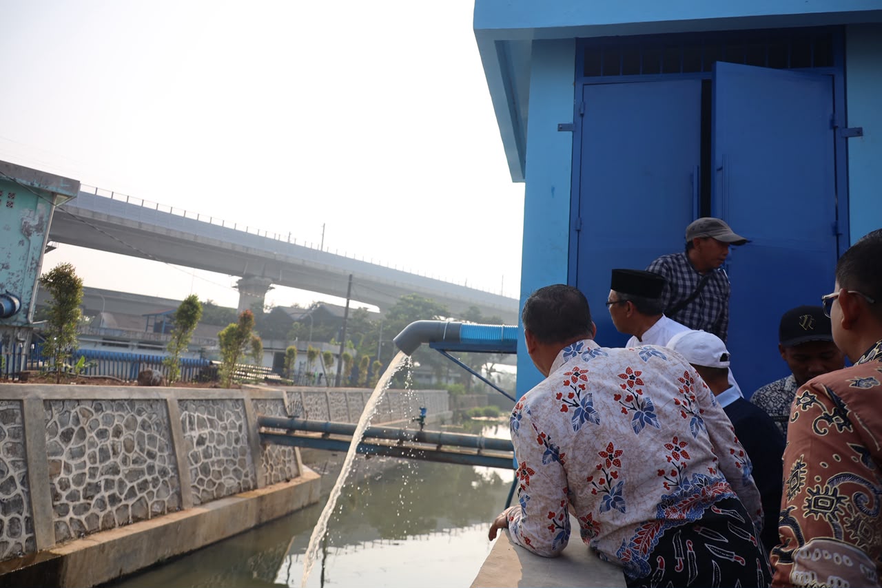 Bekasi - Wali Kota Bekasi, Tri Adhianto, meresmikan turap Daerah Aliran Sungai (DAS) Rawalumbu di kawasan Perumahan Bumi Bekasi Baru, Kelurahan Sepanjang Jaya, Kecamatan Rawalumbu, Kamis (13/8/2026). Foto: Ist/Gobekasi.id.