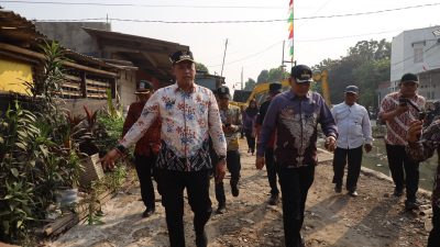 Bekasi - Wali Kota Bekasi, Tri Adhianto meninjau pembangunan jalur alternatif baru yang terletak sejajar dengan Jalan Mukhtar Tabrani, Bekasi Utara, Kamis (13/8/2026). Foto: Ist/Gobekasi.id.