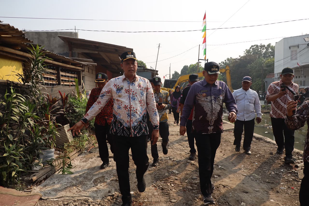 Bekasi - Wali Kota Bekasi, Tri Adhianto meninjau pembangunan jalur alternatif baru yang terletak sejajar dengan Jalan Mukhtar Tabrani, Bekasi Utara, Kamis (13/8/2026). Foto: Ist/Gobekasi.id.