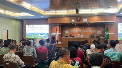 Bekasi - Wali Kota Bekasi Tri Adhianto mengumpulkan seluruh camat dan lurah se-Kota Bekasi dalam Rapat Koordinasi yang digelar di Aula KH Nonon Sonthanie, Kamis (13/8/2026). Foto: Ist/Gobekasi.id.