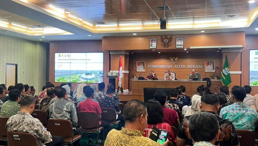 Bekasi - Wali Kota Bekasi Tri Adhianto mengumpulkan seluruh camat dan lurah se-Kota Bekasi dalam Rapat Koordinasi yang digelar di Aula KH Nonon Sonthanie, Kamis (13/8/2026). Foto: Ist/Gobekasi.id.