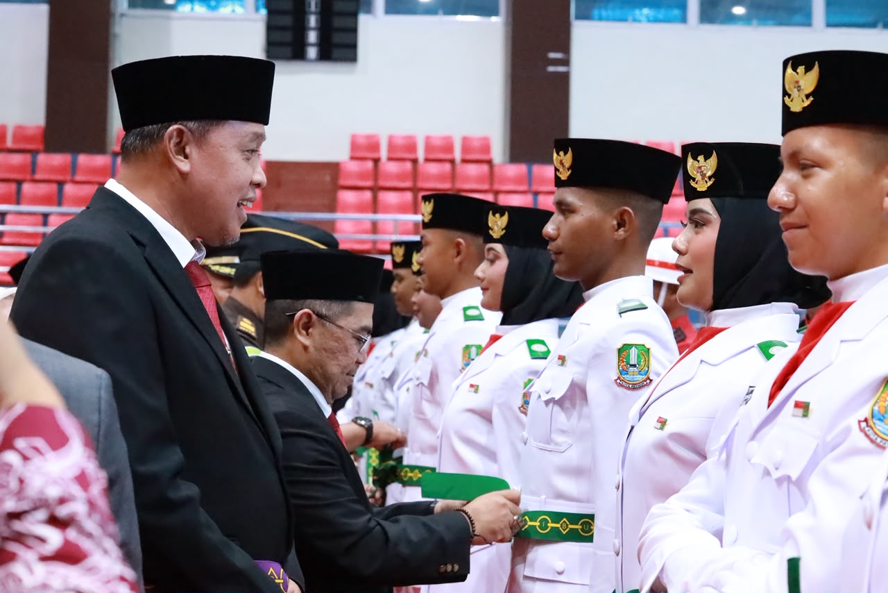 Bekasi - Wali Kota Bekasi Tri Adhianto resmi mengukuhkan anggota Paskibraka Kota Bekasi di GOR Bang Yan, Kamis (13/8/2026). Foto: Ist/Gobekasi.id.