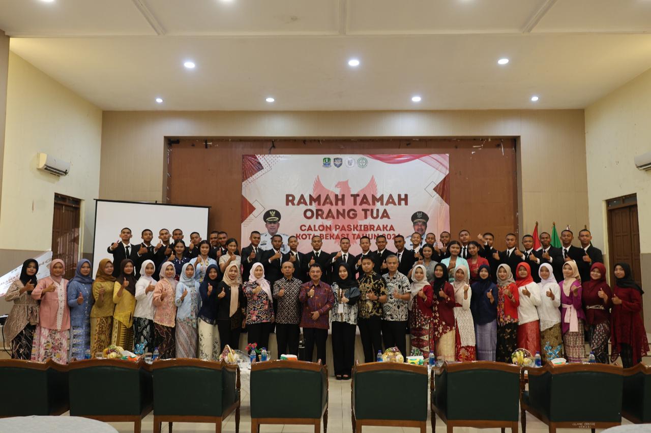 Bekasi - Wakil Wali Kota Bekasi, Abdul Harris Bobihoe, menghadiri kegiatan malam ramah tamah bersama anggota Paskibraka dan orang tua mereka di Aula KH Noer Ali, Islamic Center Bekasi, pada Kamis (13/8/2026) malam. Foto: Ist/Gobekasi.id.