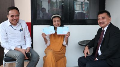 Bekasi - Wakil Wali Kota Bekasi Abdul Harris Bobihoe menyerahkan undangan HUT RI ke-81 dari Presiden Prabowo Subianto. Undangan ini ditujukan khusus kepada keluarga pahlawan nasional Sayuti Melik. Foto: Ist/Gobekasi.id.