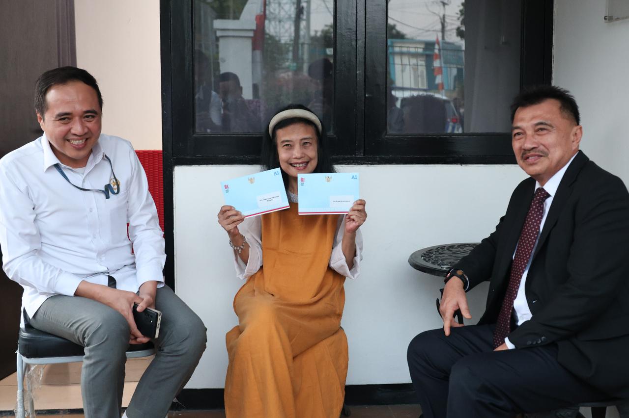 Bekasi - Wakil Wali Kota Bekasi Abdul Harris Bobihoe menyerahkan undangan HUT RI ke-81 dari Presiden Prabowo Subianto. Undangan ini ditujukan khusus kepada keluarga pahlawan nasional Sayuti Melik. Foto: Ist/Gobekasi.id.