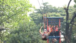 Bekasi - Wali Kota Bekasi, Tri Adhianto, meresmikan langsung fasilitas edukatif baru berupa flying fox di kawasan Danau Pemerintah Kota Bekasi, Jumat (14/8/2026). Foto: Ist/Gobekasi.id.