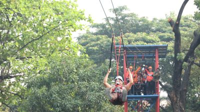 Bekasi - Wali Kota Bekasi, Tri Adhianto, meresmikan langsung fasilitas edukatif baru berupa flying fox di kawasan Danau Pemerintah Kota Bekasi, Jumat (14/8/2026). Foto: Ist/Gobekasi.id.