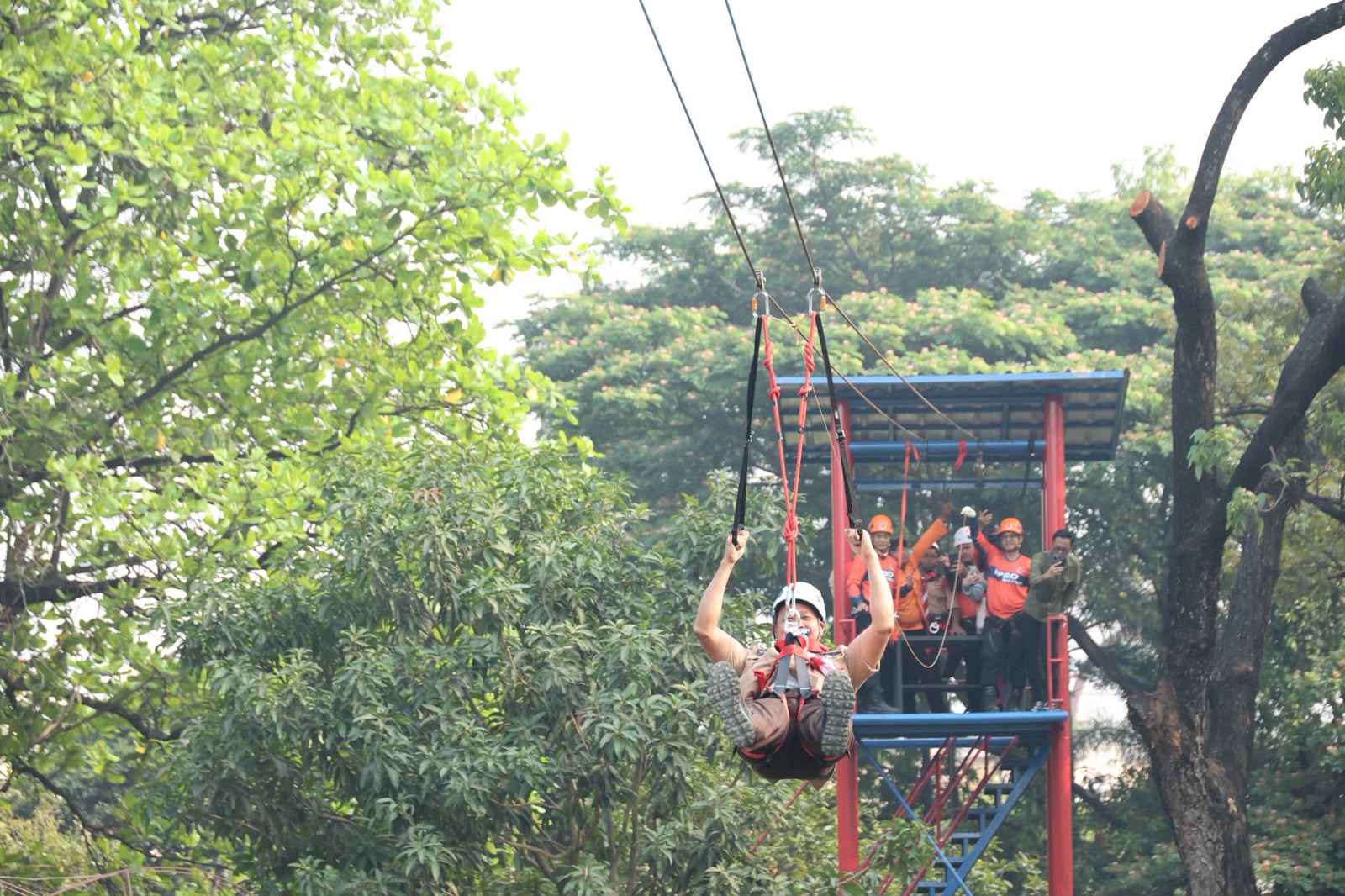 Bekasi - Wali Kota Bekasi, Tri Adhianto, meresmikan langsung fasilitas edukatif baru berupa flying fox di kawasan Danau Pemerintah Kota Bekasi, Jumat (14/8/2026). Foto: Ist/Gobekasi.id.
