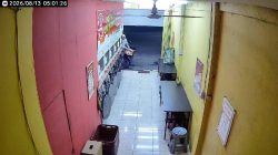 Bekasi - Rekaman CCTV maling motor yang beraksi di usaha Laundry wilayah Wisma Jaya, Bekasi Timur, Kota Bekasi. Foto: Ist/Gobekasi.id.