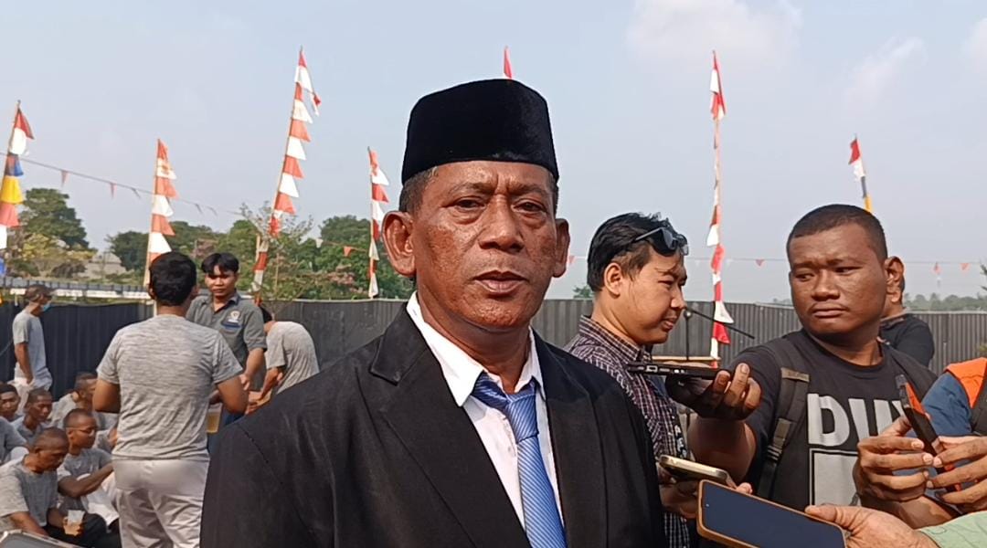 Bekasi - Ketua RT 04/RW 04, Sumar, yang bertugas sebagai pembina upacara ODGJ Yayasan Jamrud Biru mengikuti upacara peringatan HUT ke-81 Kemerdekaan Republik Indonesia, Senin (17/8/2026). Foto: Septian/Gobekasi.id.