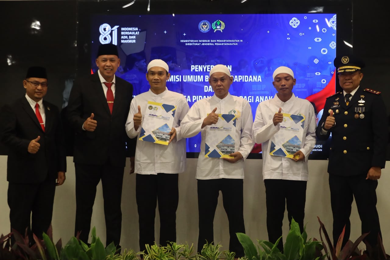 Bekasi - Sebanyak 1.034 warga binaan Lapas Kelas IIA Bekasi menerima remisi umum peringatan HUT ke-81 RI. Wali Kota Bekasi Tri Adhianto menyerahkan langsung dokumen remisi kepada 16 narapidana yang bebas, Senin (17/8/2026). Foto: Ist/Gobekasi.id.