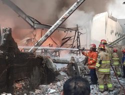 Pabrik Ariganda Bekasi Utara Terbakar, Api Nyaris Merembet ke Bangunan SD Negeri