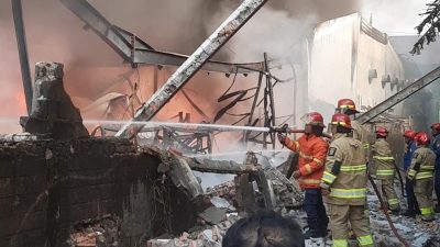 Bekasi - Disdamkarmat dalam upaya pemadaman kebakaran Pabrik Ariganda di Kaliabang Bungur, Harapan Jaya, Bekasi Utara, Kota Bekasi, Senin (17/8/2026) sore. Foto: Septian/Gobekasi.id.